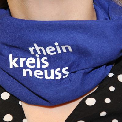 Ein blaues Tuch mit dem Schriftzug "Rhein-Kreis-Neuss"