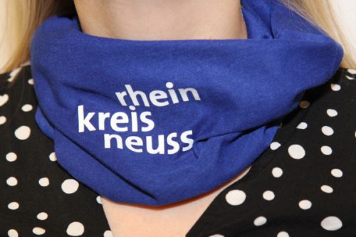 Ein blaues Tuch mit dem Schriftzug "Rhein-Kreis-Neuss"