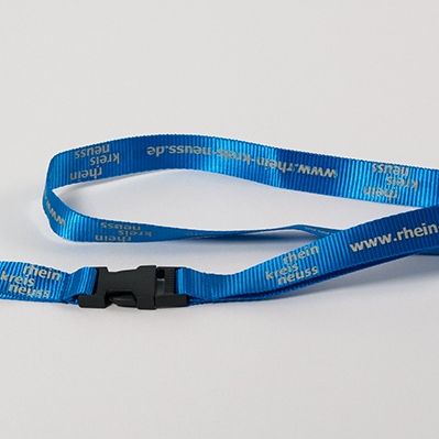 Das praktische Schlüsselband in hellblau mit weißem Schriftzug bietet Platz für mehrere Schlüssel. 