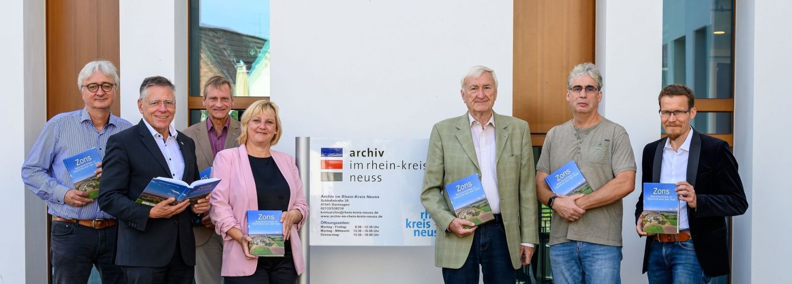 Foto mit den Beteiligten bei der Buchvorstellung in Zons: V.l.: Peter Ströher, Hans-Jürgen Petrauschke, Dr. Christian Wilt-sch, Katja Creutzmann, Dr. Karl Emsbach, Heiko Lissy und Dr. Stephen Schröder. 