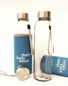 Der perfekte Begleiter für jeden Ausflug: gläserne Trinkflasche im modernen Design.