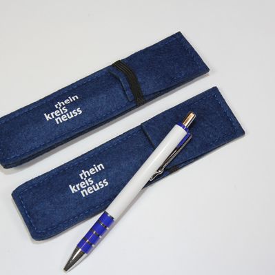Kugelschreiber in weiß, blau und silber in einer dunkelblauer Filztasche.