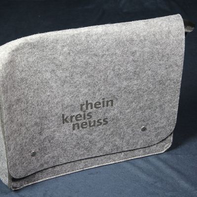 Mit einem geräumigen Hauptfach, zwei magnetischen Druckknöpfen und verstellbarem Schulterriemen.